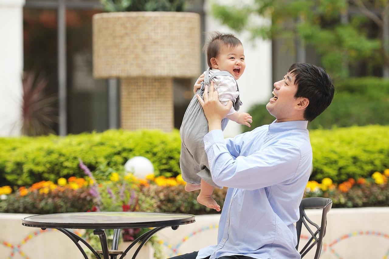 Hotel Okura Tokyo Bay Urayasu Exterior foto A father with his baby