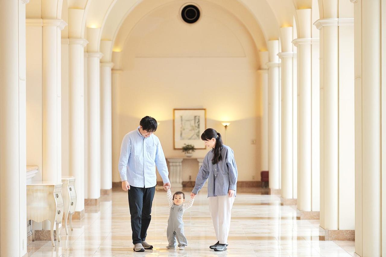 Hotel Okura Tokyo Bay Urayasu Exterior foto A family at the Four Seasons Hotel