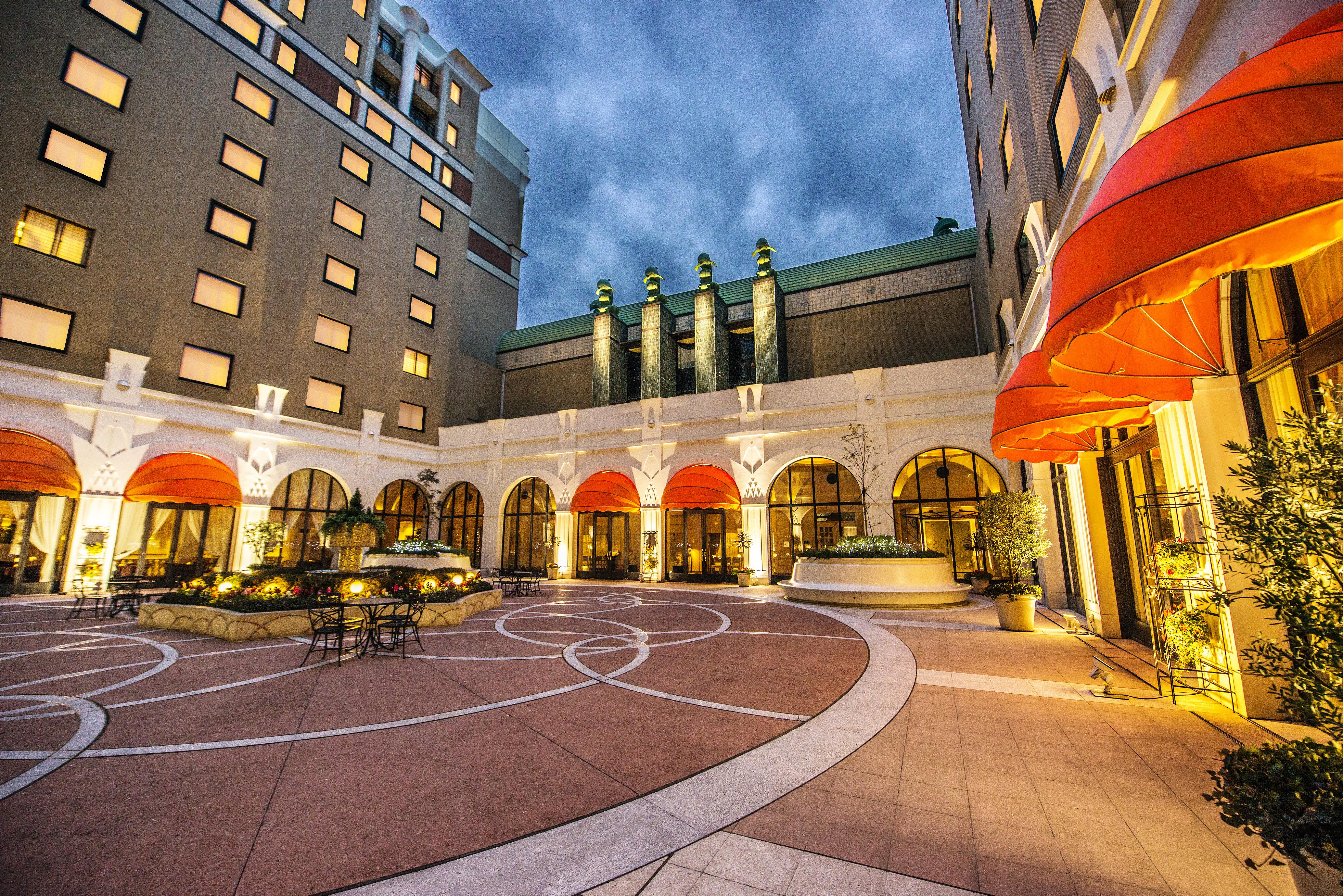 Hotel Okura Tokyo Bay Urayasu Exterior foto The hotel's courtyard