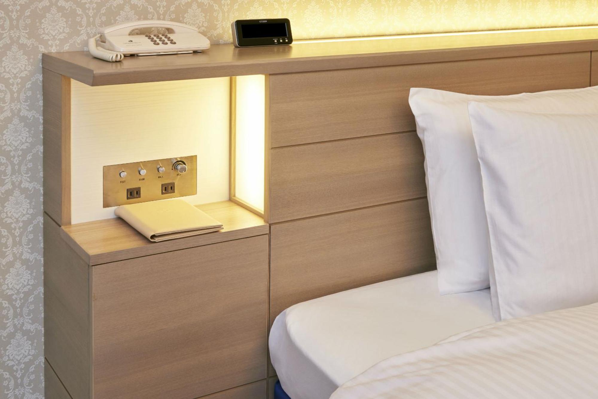 Hotel Okura Tokyo Bay Urayasu Exterior foto A bedside table with a built-in telephone