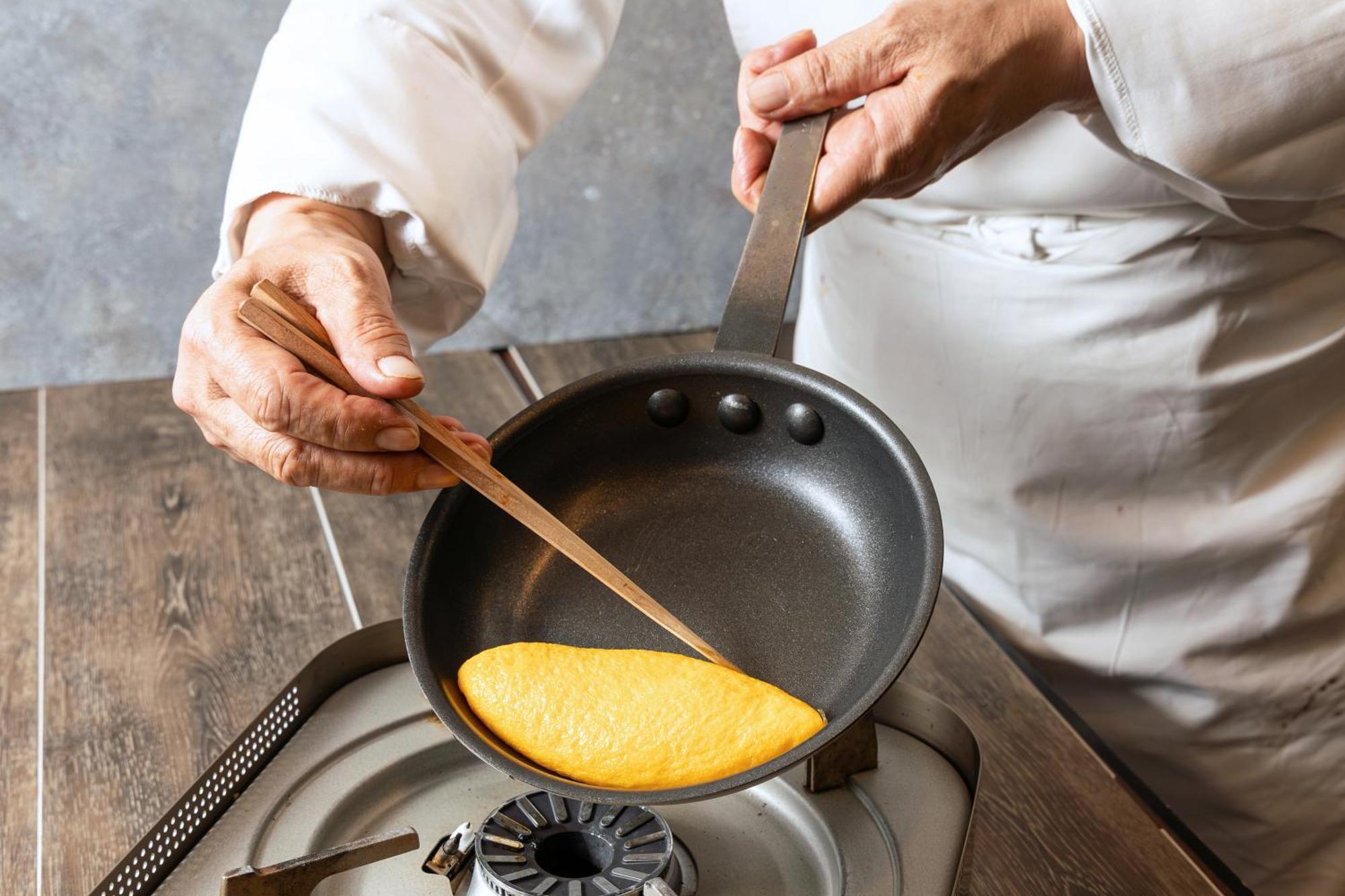 Hotel Okura Tokyo Bay Urayasu Exterior foto A chef cooking an omelette