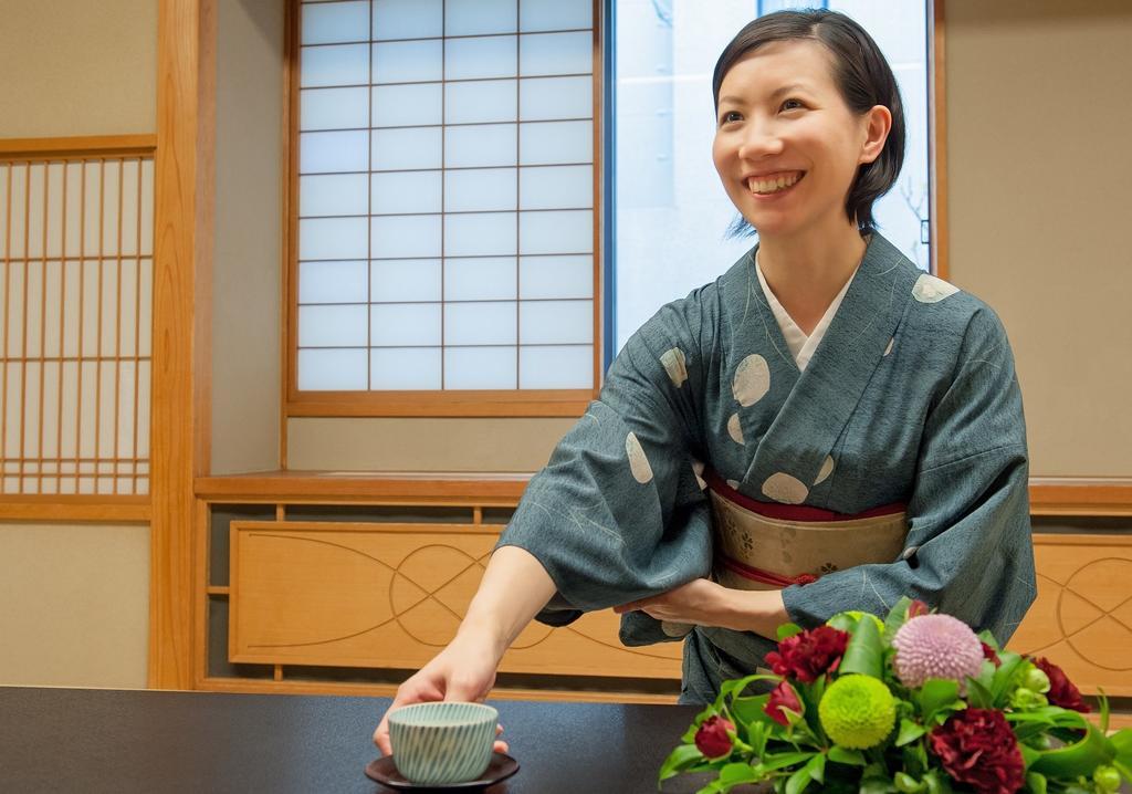 Hotel Okura Tokyo Bay Urayasu Exterior foto A woman in a yukata serving tea