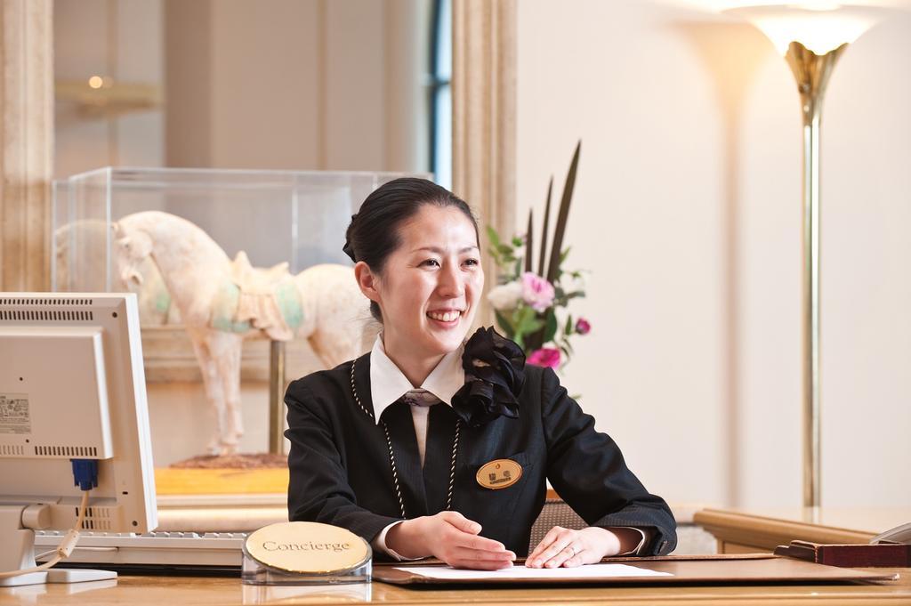 Hotel Okura Tokyo Bay Urayasu Exterior foto A hotel concierge in Japan