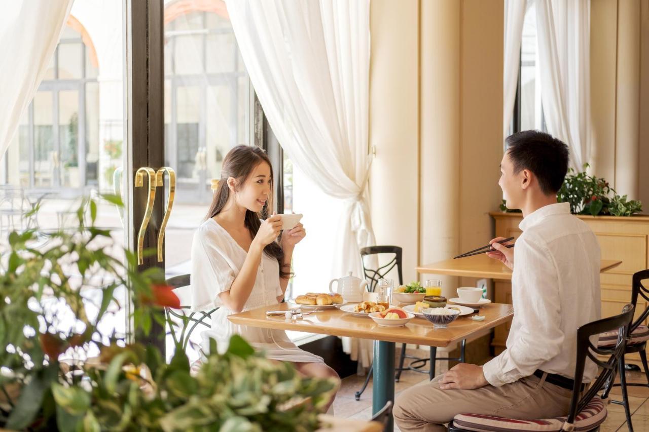 Hotel Okura Tokyo Bay Urayasu Exterior foto A couple dining at a restaurant