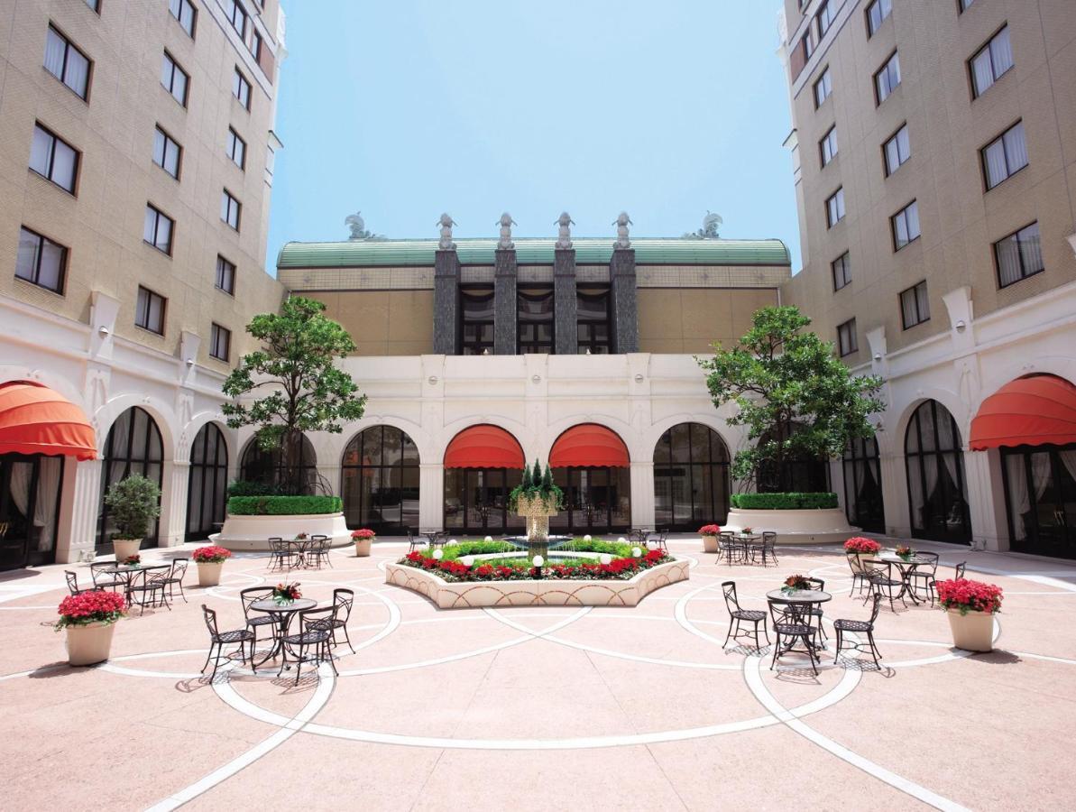 Hotel Okura Tokyo Bay Urayasu Exterior foto The courtyard at the Renaissance Hotel